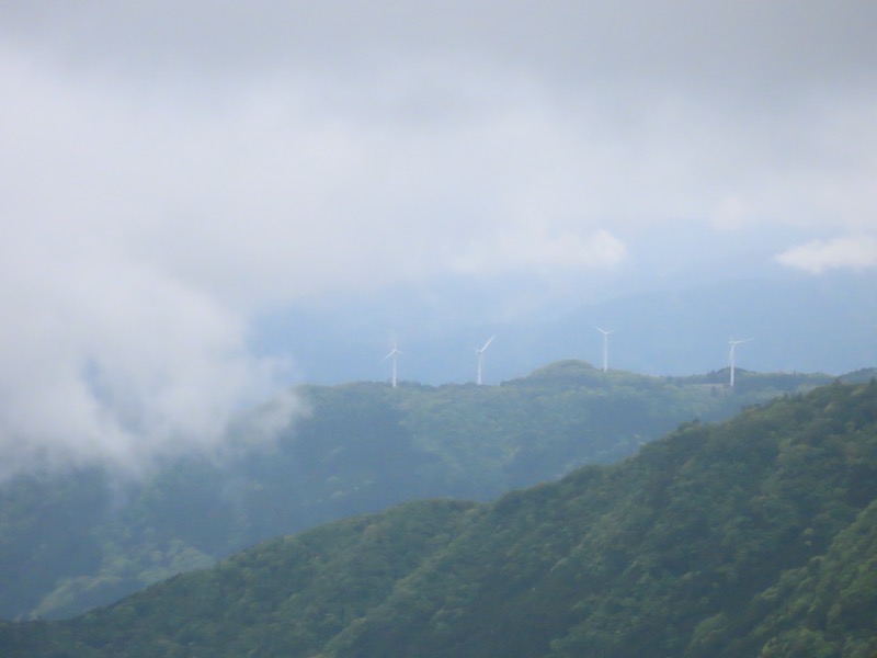 天城山。風力発電が作られていた。たぶん、2015年ころまで工事されていた三筋山、三峰山のあたりだろう。