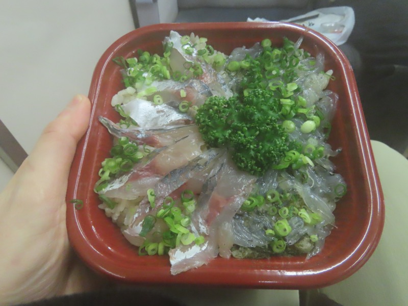 天城山。5人分の海鮮丼を5分足らずで作ってくれて、みんなで電車の中で食べた。これはアジと生シラスで2000円ちょっと。いいお値段だったが、とってもおいしかった。