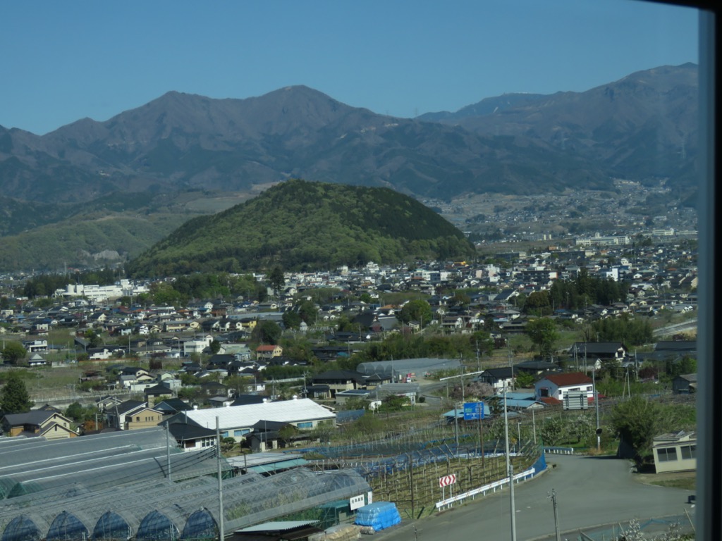 塩ノ山、JR塩山駅手前から見た塩ノ山と小楢山