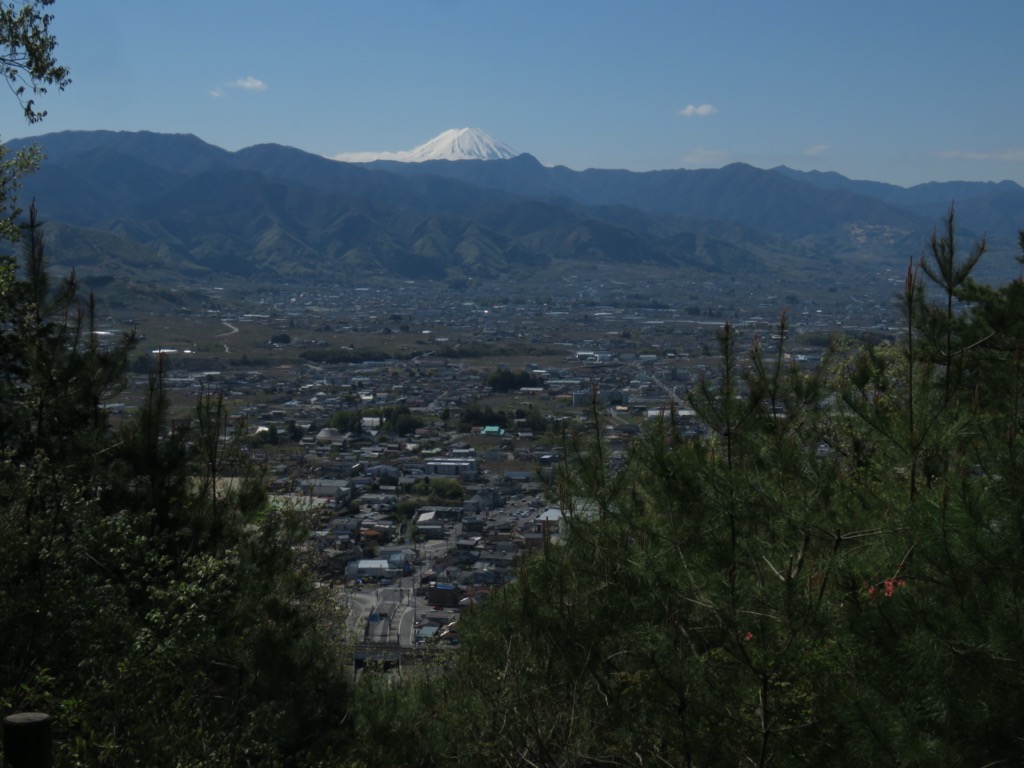 塩ノ山、山頂からの富士山と甲府盆地