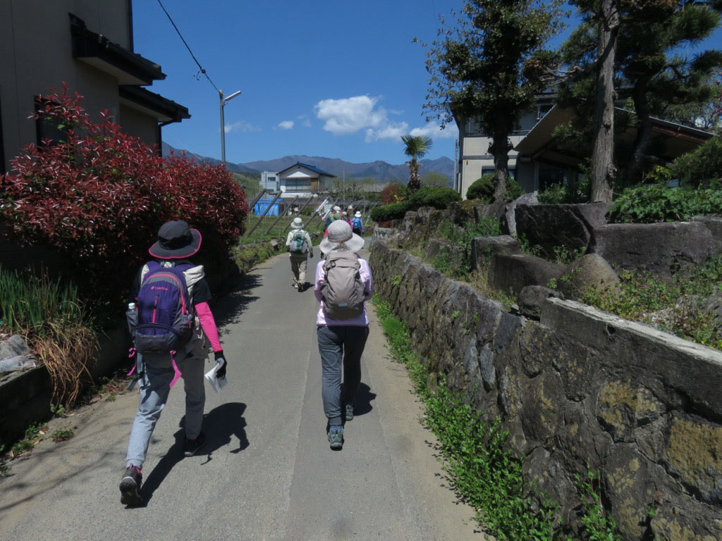 塩ノ山、恵林寺に向かって村の道