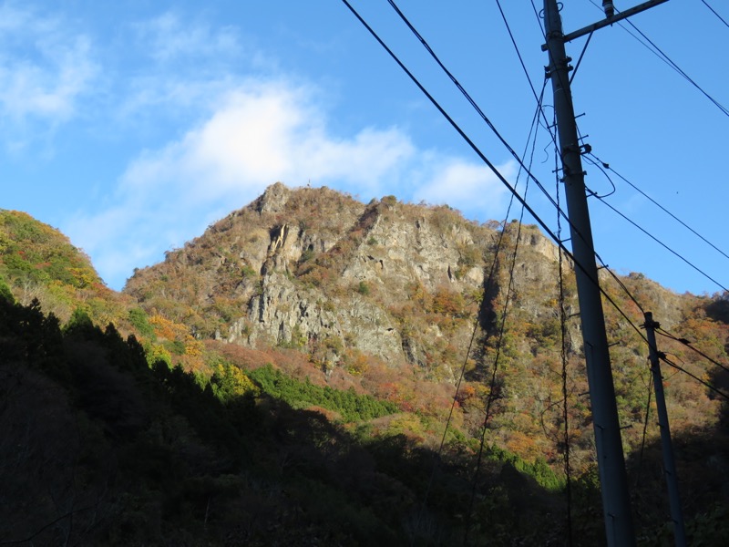 奥久慈・男体山から袋田の滝、奥久慈・男体山、大円地登山口〜山頂、登山口、山頂を望む