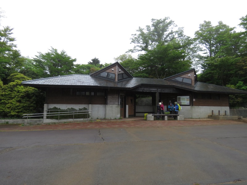 天城山、10時10分に伊東駅を出たバスは、11時04分に「天城縦走登山口」バス停に着きました。終点の「天城高原ゴルフ場」の門前ですが、こちらは登山者用の駐車場入口で、なかに立派な公衆トイレがありました。