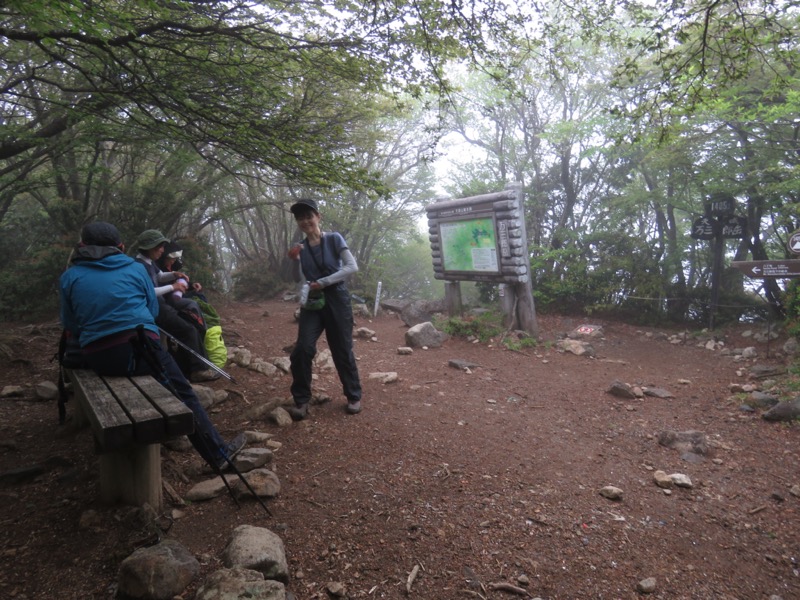 天城山。万三郎岳(標高=1,406m)の山頂に着いたのは、私の時計では14時53分でした。予定では14時00分でしたから、まあ、ここで1時間遅れですね。