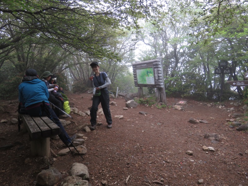 天城山。万三郎岳（標高=1,406m）の山頂に着いたのは、私の時計では14時53分でした。予定では14時00分でしたから、まあ、ここで1時間遅れですね。