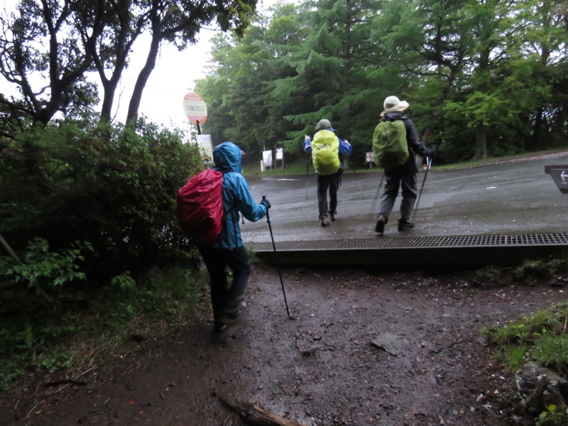 天城山。私たちの「シャクナゲコース」はここで終わりました。出発したのが11時25分ですから6時間40分(休憩時間を除外すると6時間15分)となりました。