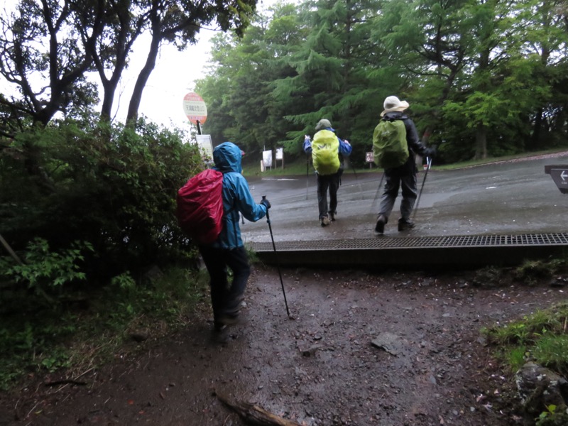 天城山。私たちの「シャクナゲコース」はここで終わりました。出発したのが11時25分ですから6時間40分（休憩時間を除外すると6時間15分）となりました。