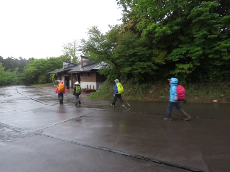 天城山。私たちはとりあえず、出発前に身支度をした登山者用公衆トイレの屋根付きベンチにいきました。