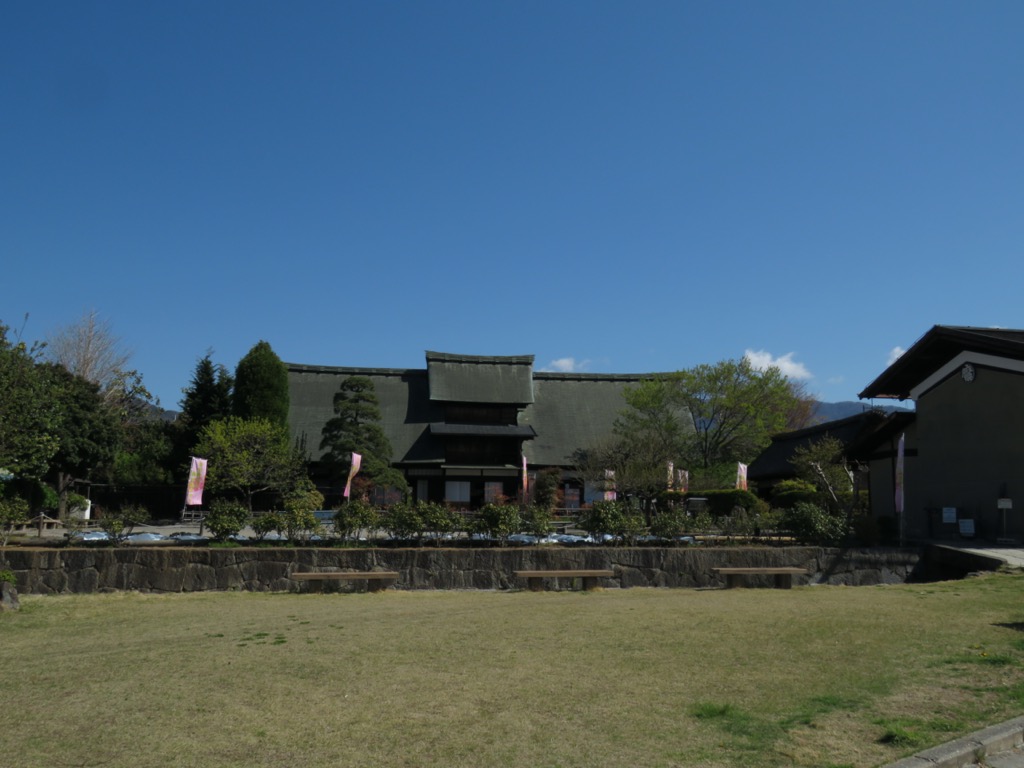 塩ノ山、塩山駅北口の甘草屋敷