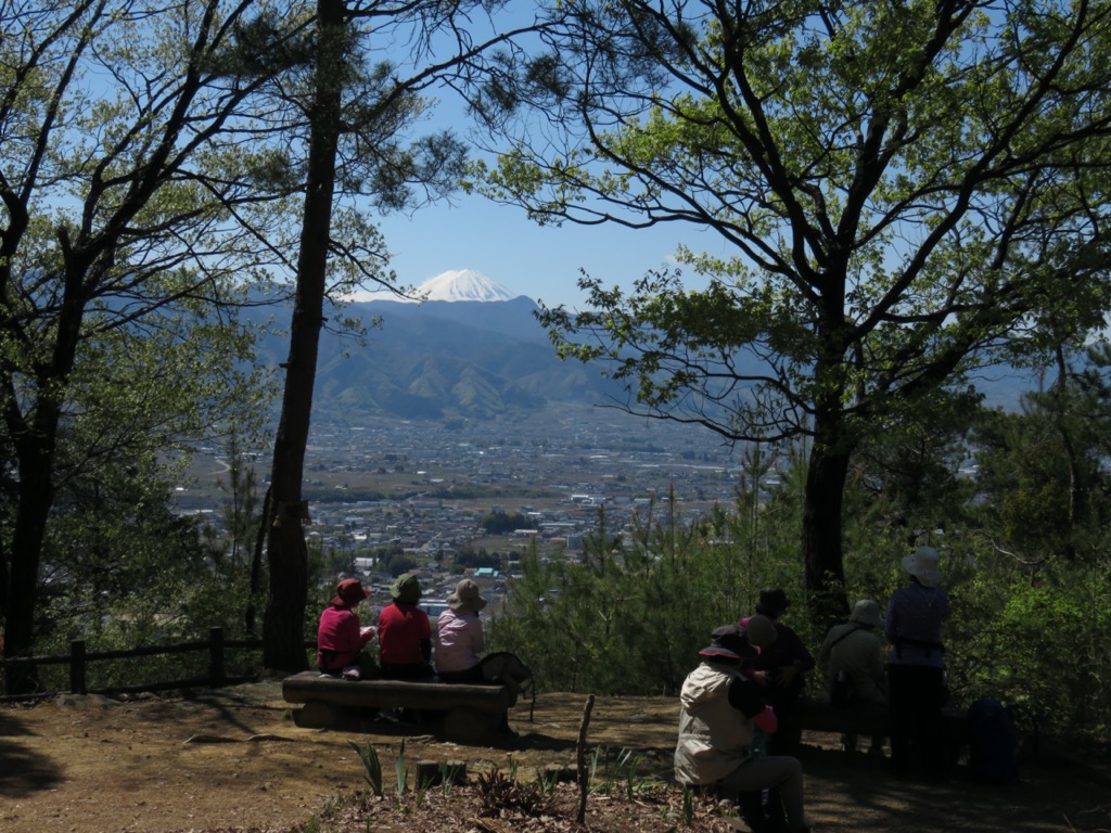 塩ノ山、山頂での展望休憩