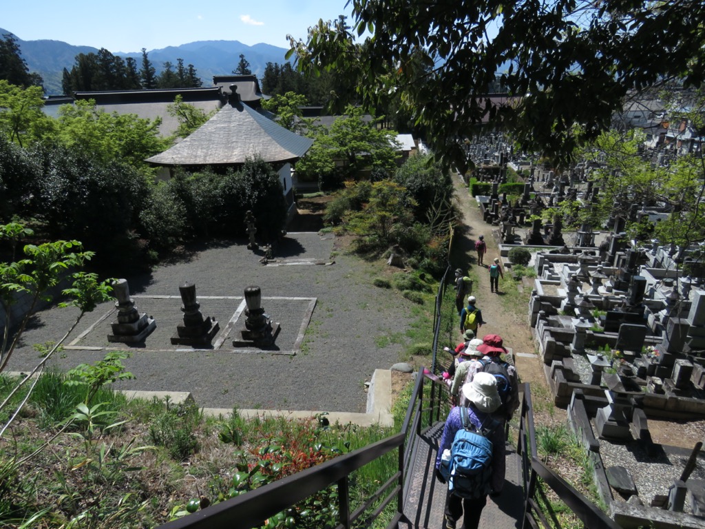 塩ノ山、向嶽寺に下る