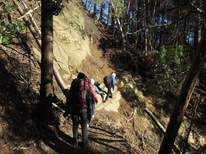 高宕山、高宕山→奥畑バス停、崩落