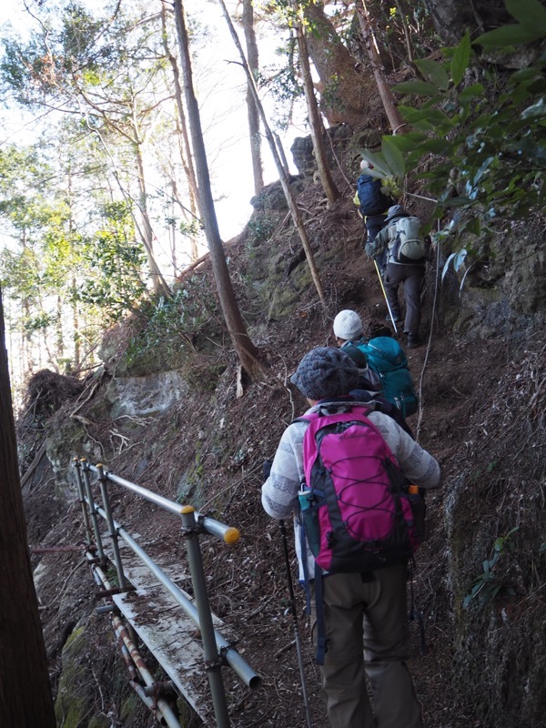 高宕山、高宕山→奥畑バス停、崩落