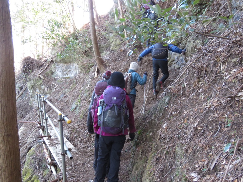 高宕山、高宕山→奥畑バス停、崩落