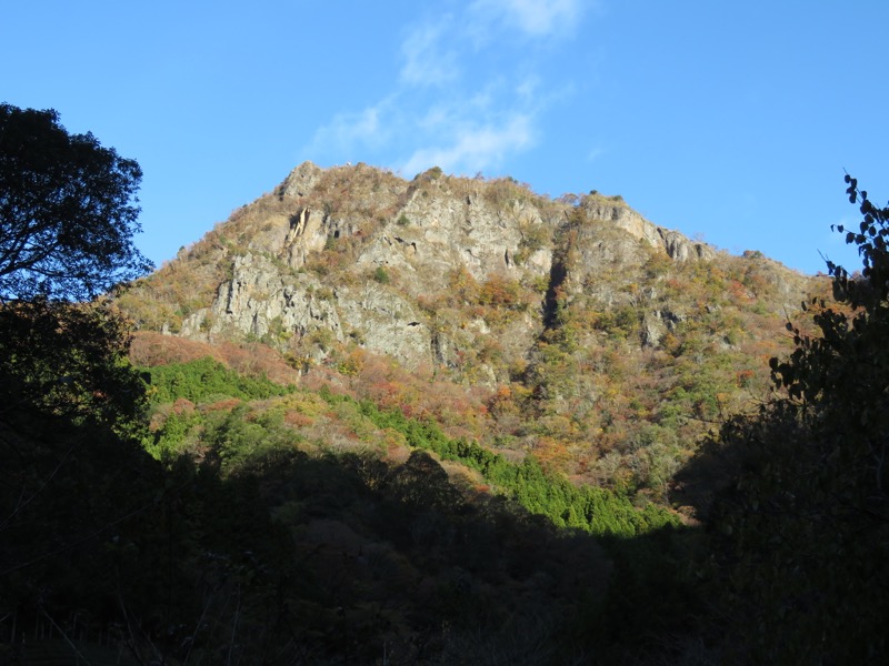 奥久慈・男体山から袋田の滝、奥久慈・男体山、大円地登山口〜山頂、登山口、山頂を望む