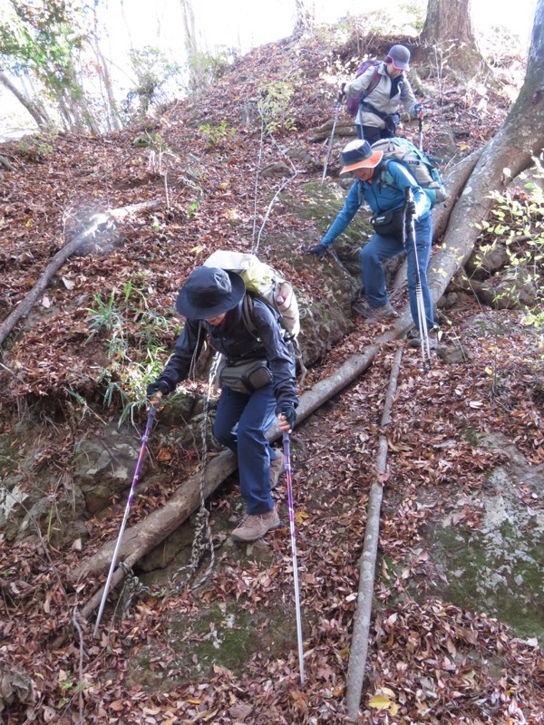 奥久慈・男体山から袋田の滝、男体山山頂〜袋田の滝、ロープとストック