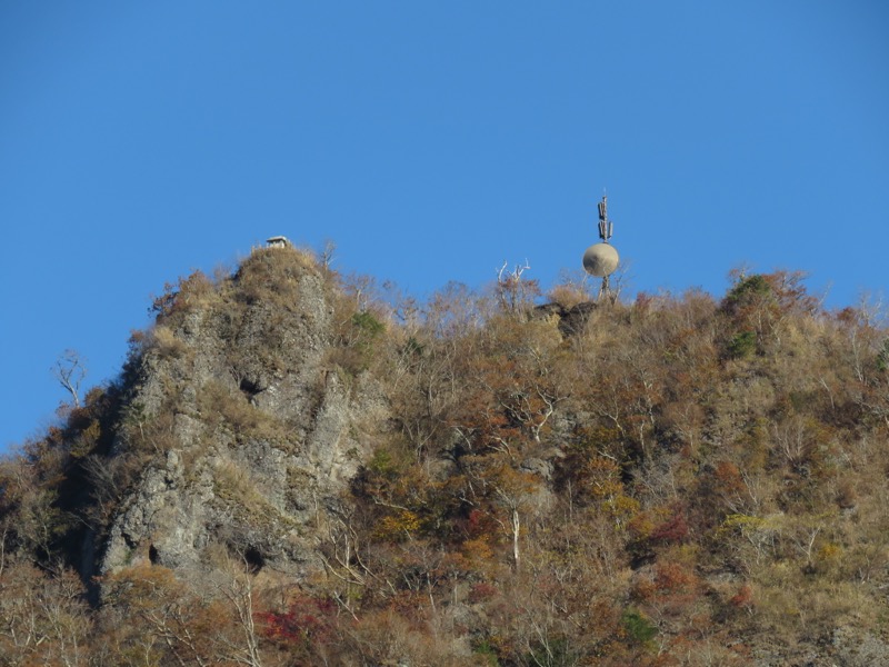 奥久慈・男体山から袋田の滝、奥久慈・男体山、大円地登山口〜山頂、登山口、山頂を望む