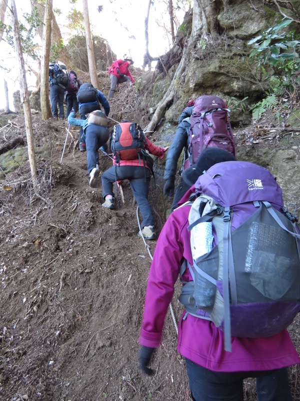 高宕山、高宕山→奥畑バス停、崩落